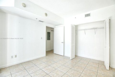 Condo in Miami, Florida, 2 bedrooms  № 1888763 - photo 13