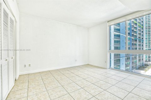 Condo in Miami, Florida, 2 bedrooms  № 1888763 - photo 11
