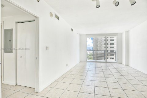Condo in Miami, Florida, 2 bedrooms  № 1888763 - photo 8