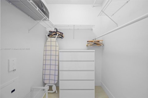 Condo in Aventura, Florida, 2 bedrooms  № 2015570 - photo 18