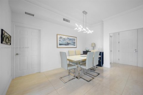 Condo in Aventura, Florida, 2 bedrooms  № 2015570 - photo 12