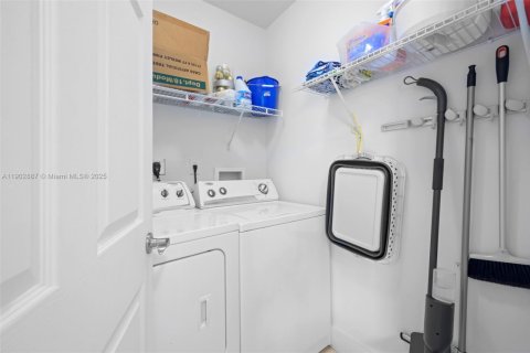 Condo in Aventura, Florida, 2 bedrooms  № 2015570 - photo 25