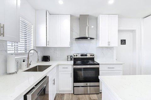 Casa en venta en Miami, Florida, 3 dormitorios, 156.45 m2 № 1872099 - foto 14