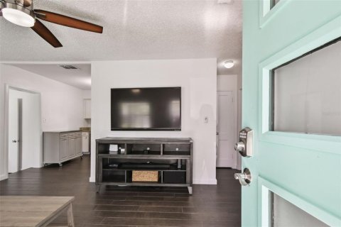 House in Tampa, Florida 2 bedrooms, 91.42 sq.m. № 1895107 - photo 4