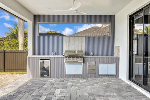 House in Cape Coral, Florida 3 bedrooms, 169.45 sq.m. № 2028241 - photo 25