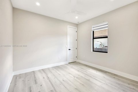 House in Cape Coral, Florida 3 bedrooms, 169.45 sq.m. № 2028241 - photo 20