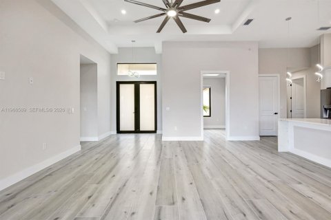 House in Cape Coral, Florida 3 bedrooms, 169.45 sq.m. № 2028241 - photo 5