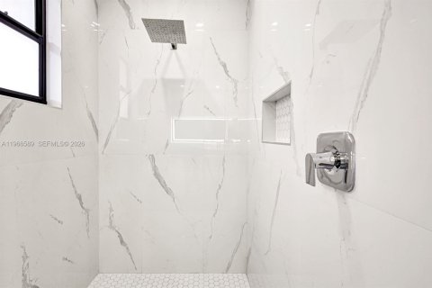 House in Cape Coral, Florida 3 bedrooms, 169.45 sq.m. № 2028241 - photo 16