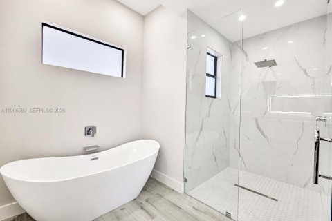 House in Cape Coral, Florida 3 bedrooms, 169.45 sq.m. № 2028241 - photo 15