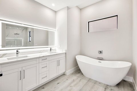 House in Cape Coral, Florida 3 bedrooms, 169.45 sq.m. № 2028241 - photo 14