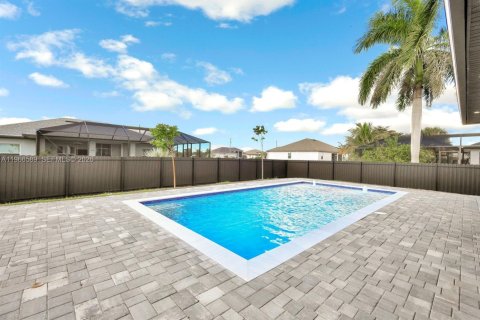 House in Cape Coral, Florida 3 bedrooms, 169.45 sq.m. № 2028241 - photo 29