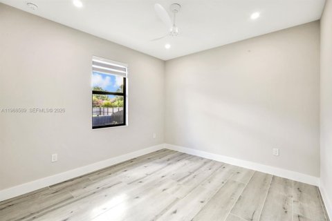 House in Cape Coral, Florida 3 bedrooms, 169.45 sq.m. № 2028241 - photo 18