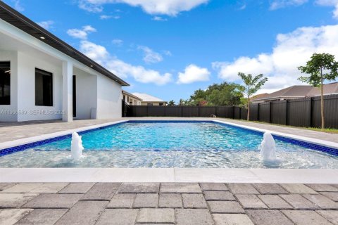 House in Cape Coral, Florida 3 bedrooms, 169.45 sq.m. № 2028241 - photo 28