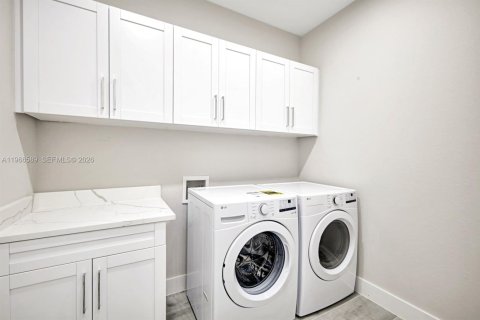 House in Cape Coral, Florida 3 bedrooms, 169.45 sq.m. № 2028241 - photo 22