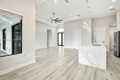 House in Cape Coral, Florida 3 bedrooms, 169.45 sq.m. № 2028241 - photo 7