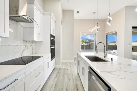 House in Cape Coral, Florida 3 bedrooms, 169.45 sq.m. № 2028241 - photo 10