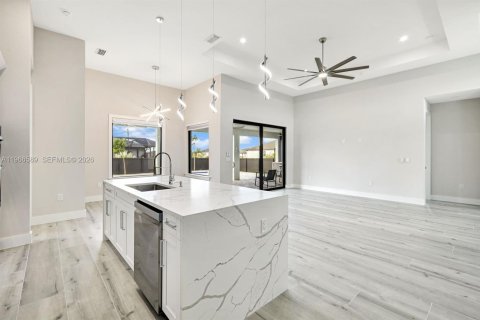 House in Cape Coral, Florida 3 bedrooms, 169.45 sq.m. № 2028241 - photo 9