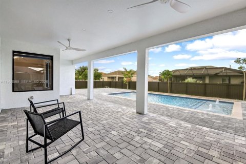 House in Cape Coral, Florida 3 bedrooms, 169.45 sq.m. № 2028241 - photo 26