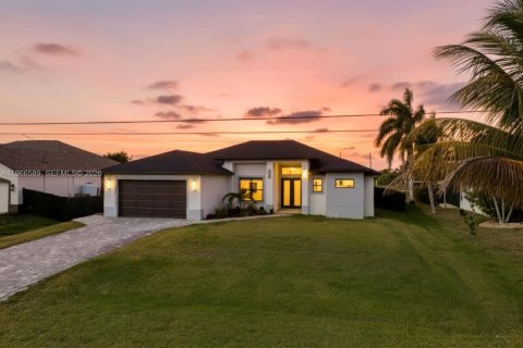 House in Cape Coral, Florida 3 bedrooms, 169.45 sq.m. № 2028241