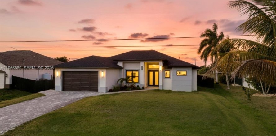 House in Cape Coral, Florida 3 bedrooms, 169.45 sq.m. № 2028241