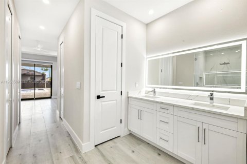 House in Cape Coral, Florida 3 bedrooms, 169.45 sq.m. № 2028241 - photo 17