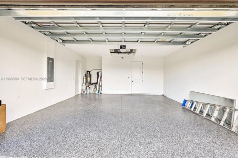 House in Cape Coral, Florida 3 bedrooms, 169.45 sq.m. № 2028241 - photo 23