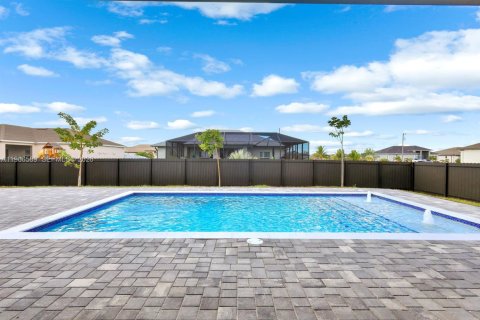 House in Cape Coral, Florida 3 bedrooms, 169.45 sq.m. № 2028241 - photo 27