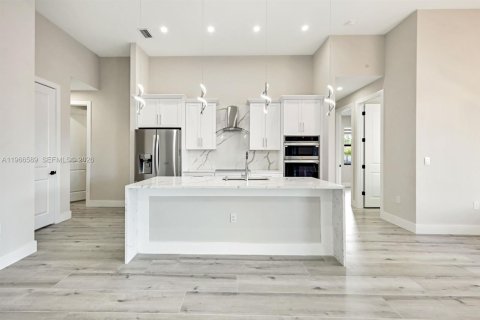 House in Cape Coral, Florida 3 bedrooms, 169.45 sq.m. № 2028241 - photo 8