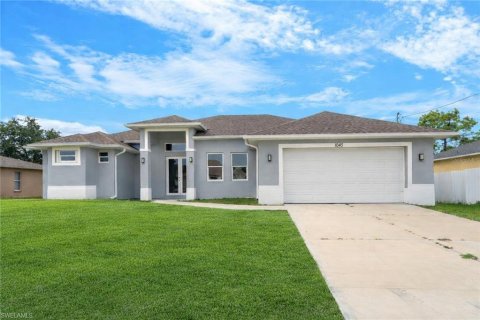 House in Lehigh Acres, Florida 3 bedrooms, 167.41 sq.m. № 2105480