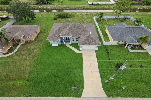 House in Lehigh Acres, Florida 3 bedrooms, 167.41 sq.m. № 2105480 - photo 2