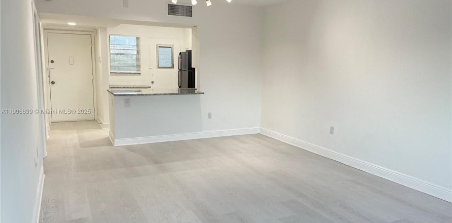 Кондоминиум с 1 спальней в Авентура, Флорида № 1963308