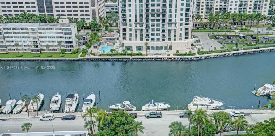 Condo in Sunny Isles Beach, Florida, 2 bedrooms  № 2035032