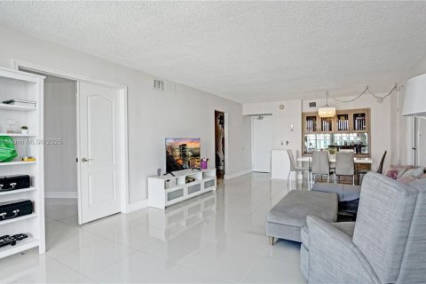 Condo in Sunny Isles Beach, Florida, 2 bedrooms  № 2035032 - photo 9