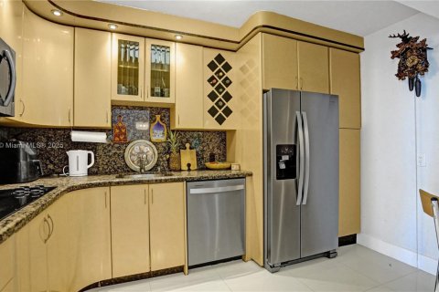 Condo in Sunny Isles Beach, Florida, 2 bedrooms  № 2035032 - photo 15