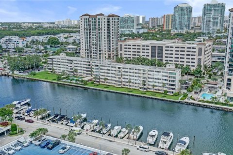 Condo in Sunny Isles Beach, Florida, 2 bedrooms  № 2035032 - photo 2