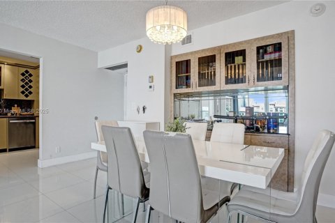 Condo in Sunny Isles Beach, Florida, 2 bedrooms  № 2035032 - photo 13
