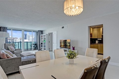 Condo in Sunny Isles Beach, Florida, 2 bedrooms  № 2035032 - photo 12