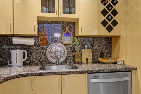 Condo in Sunny Isles Beach, Florida, 2 bedrooms  № 2035032 - photo 18