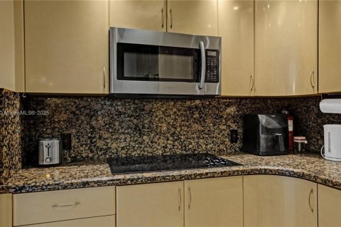 Condo in Sunny Isles Beach, Florida, 2 bedrooms  № 2035032 - photo 17