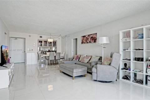 Condo in Sunny Isles Beach, Florida, 2 bedrooms  № 2035032 - photo 8