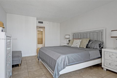 Condo in Sunny Isles Beach, Florida, 2 bedrooms  № 2035032 - photo 29