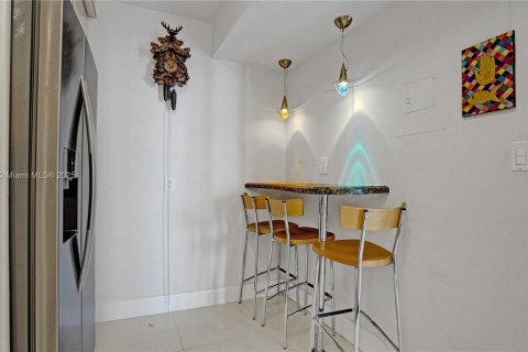 Condo in Sunny Isles Beach, Florida, 2 bedrooms  № 2035032 - photo 19