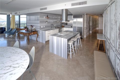 Condo in Miami, Florida, 2 bedrooms  № 1712900 - photo 10