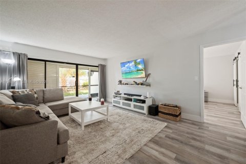 Condo in Weston, Florida, 2 bedrooms  № 1998777 - photo 2