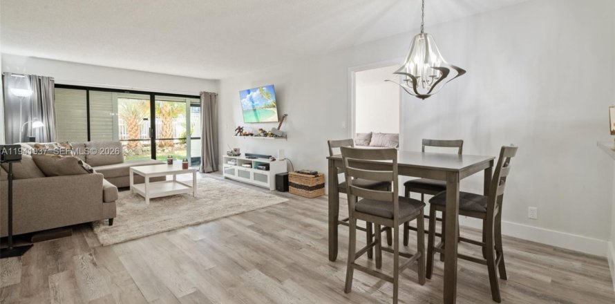 Condo in Weston, Florida, 2 bedrooms  № 1998777