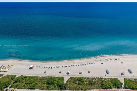Condo in Miami Beach, Florida, 3 bedrooms  № 2037493 - photo 19