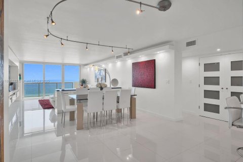 Condo in Miami Beach, Florida, 3 bedrooms  № 2037493 - photo 24