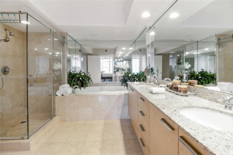Copropriété à vendre à Hallandale Beach, Floride: 2 chambres, 135.45 m2 № 2422840 - photo 12