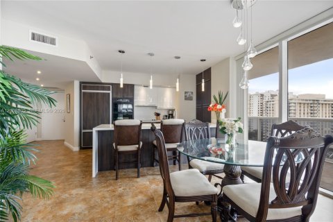 Copropriété à vendre à Hallandale Beach, Floride: 2 chambres, 135.45 m2 № 2422840 - photo 4