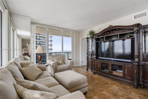 Copropriété à vendre à Hallandale Beach, Floride: 2 chambres, 135.45 m2 № 2422840 - photo 6